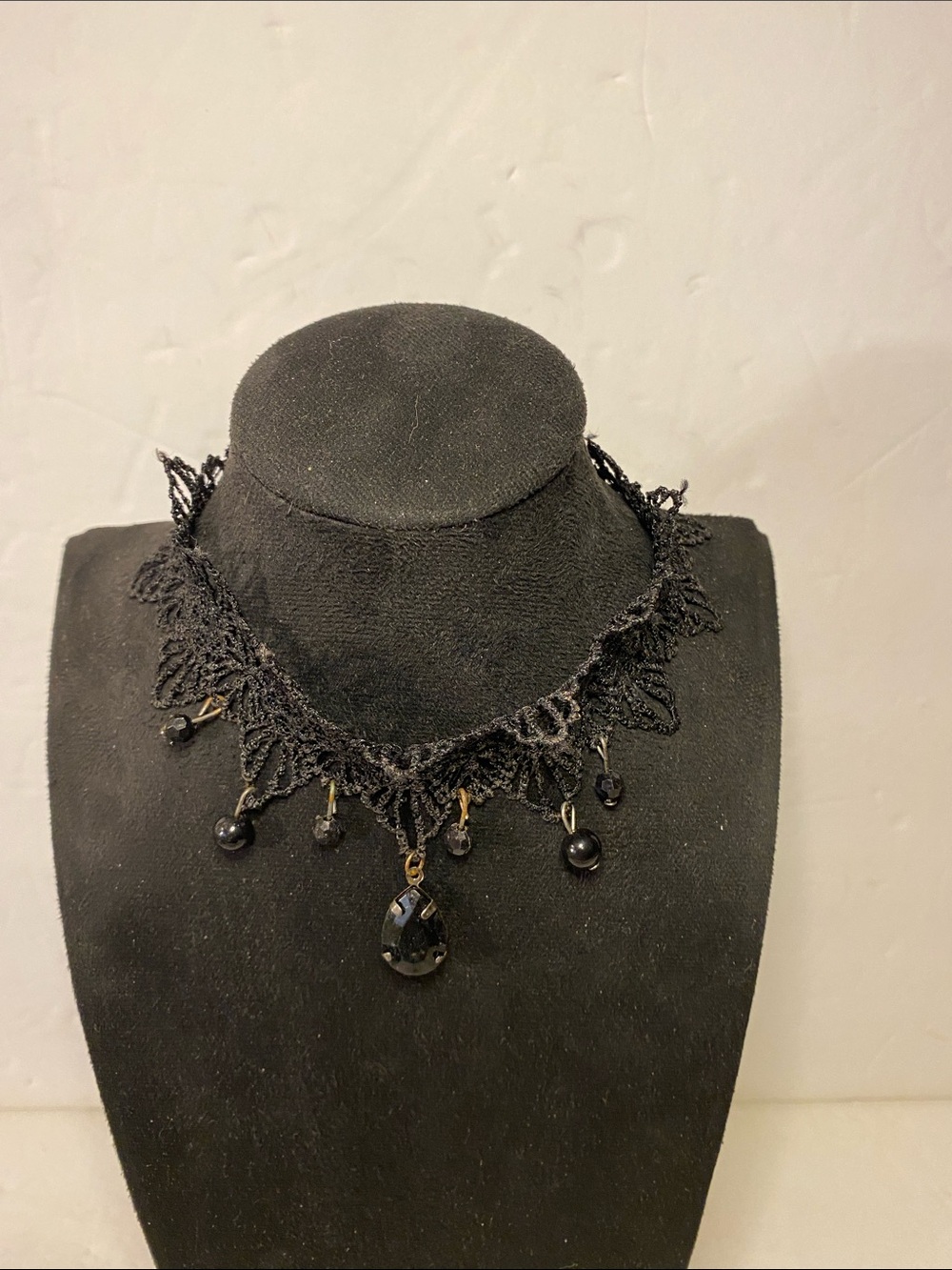 Lacey choker necklace
